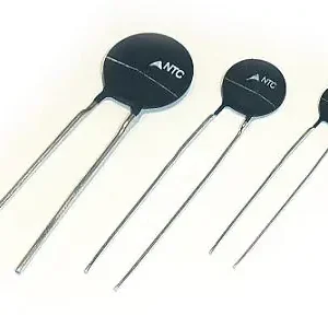 Utolsó esély NTK Termisztor 20R 2.8A 25°C -on 2.1W, Dis. 10mW/K, átmérő: 11.5mm NTK B57236S0200M