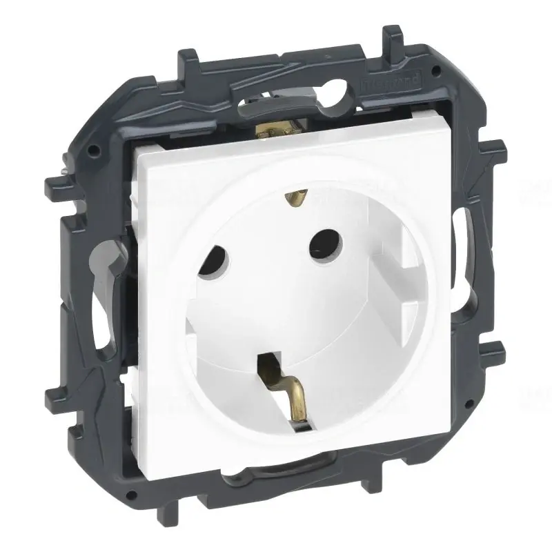 Niloé Step fehér 2P+F csatlakozóaljzat (csavaros) 863121B Legrand Kiárusítás