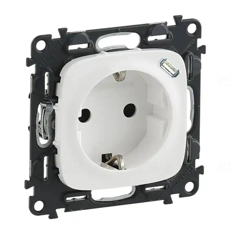 Legrand 753005 Valena Allure 2P+F csatlakozóaljzat+ USB C-típusú 1,5A 5V 7,5W töltőaljzat, rugós, fehér Kiváló minőség