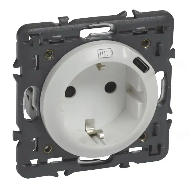 Újdonság Legrand 068119 Céliane 2P+F csatlakozóaljzat + USB-C töltőaljzat 1,5A-5V-7,5W, körmös/csavaros rögzítés, rugós bekötéssel, fehér